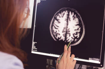Болезнь Альцгеймера и никотин: польза откуда не ждали